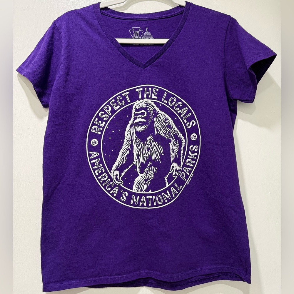 Love Our Parks Respect the Locals Bigfoot T-shirt Purple V-Neck Women Large EUC